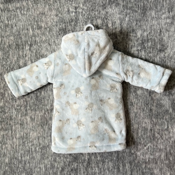 Blankets and Beyond baby bathrobe - Picture 2 of 5